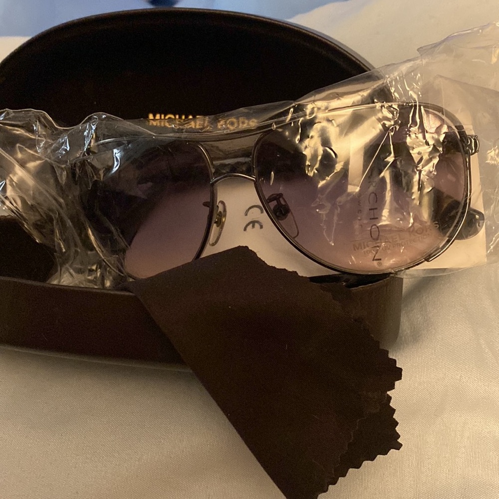 Michael Kors Men’s Sunglasses. New in Case and cleaning cloth. - Picture 7 of 7